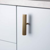 T-knopp i mässing med mönster