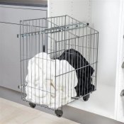 Utdragbar tvättkorg för skåp i antracit med skena, hjul och skiljevägg för enkel sortering