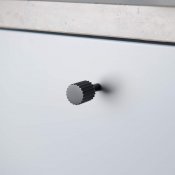 Svart möbelknopp med industridesign