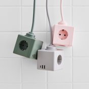 Plug Kub grenuttag i grön, grå och rosa med 3 jordade eluttag, 2 USB-A och 1 USB-C.