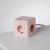 Plug Kub grenuttag i rosa färg med 3 jordade eluttag, 2 USB-A och 1 USB-C.