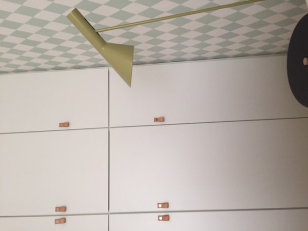 Beti satte Ari läderflärp på sin garderob! #deladitthem