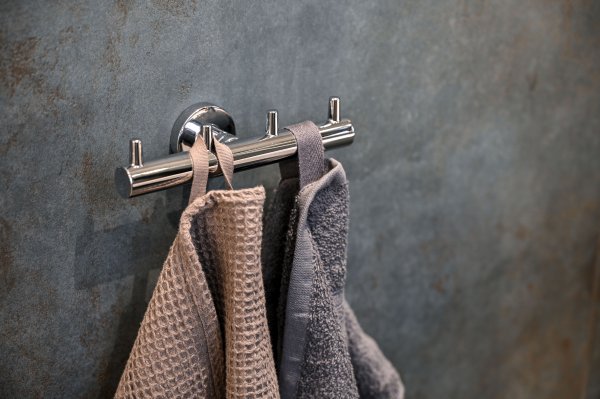 Upptäck den eleganta Toulon-serien för ditt badrum – Badrumskrokar, Handdukskrokar, Toalettpappershållare och Toalettbo