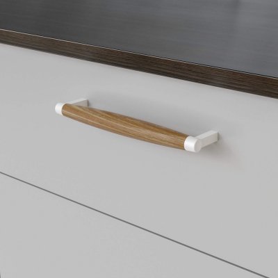 Hjo kökshandtag i vitt och lackad ek