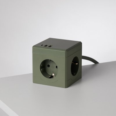 Plug Kub grenuttag i grön färg med 3 jordade eluttag, 2 USB-A och 1 USB-C.