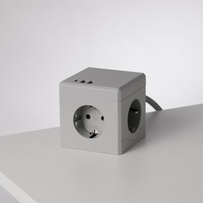 Plug Kub grenuttag i grå färg med 3 jordade eluttag, 2 USB-A och 1 USB-C.
