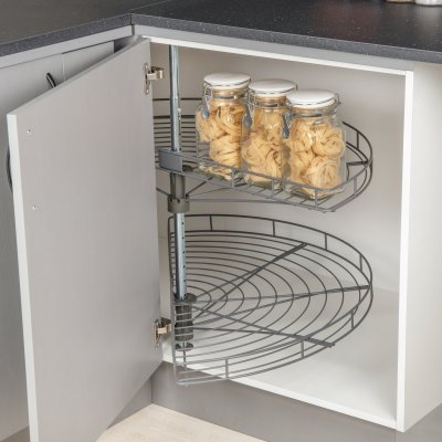 Halvkarusell i antracit monterad i hörnskåp med två hyllplan som ger smidig åtkomst och bra överblick.