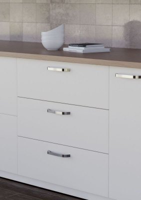 Cori handtag på ljusa köksluckor