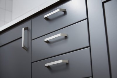 Cori kökshandtagpå grå köksluckor