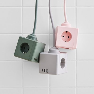 Plug Kub grenuttag i grön, grå och rosa med 3 jordade eluttag, 2 USB-A och 1 USB-C.