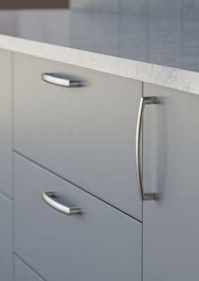 Celano handtag i rostfri look med rundat grepp och borstad finish