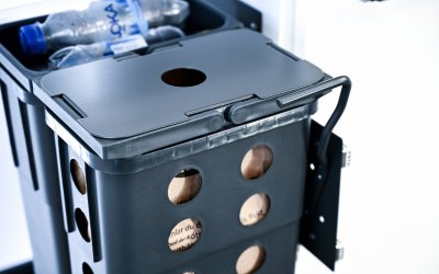 8-literskärl med hål och raster framtaget för kompostpåsen.