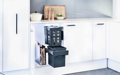 8-literskärl med hål och raster framtaget för kompostpåsen.